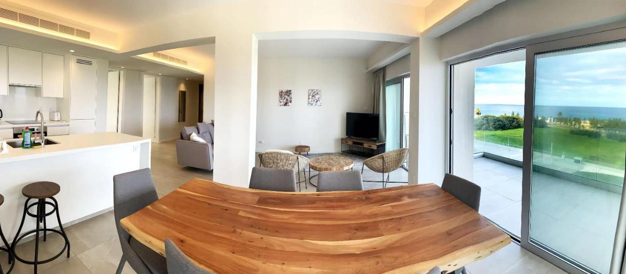 Emerald Suites Протарас Екстериор снимка