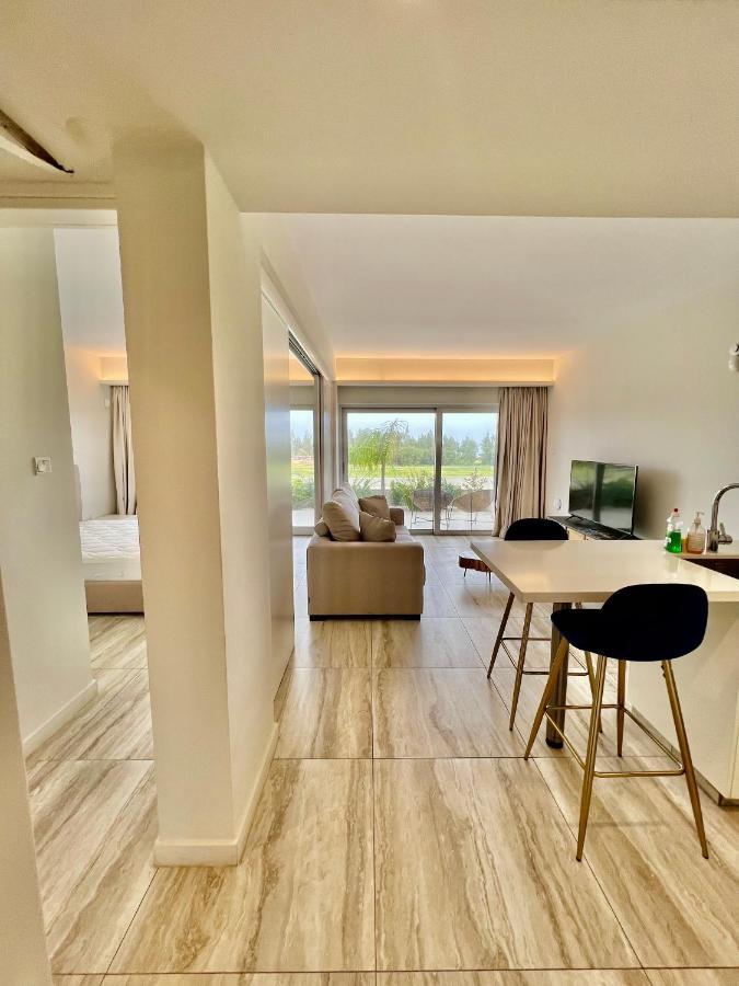 Emerald Suites Протарас Екстериор снимка