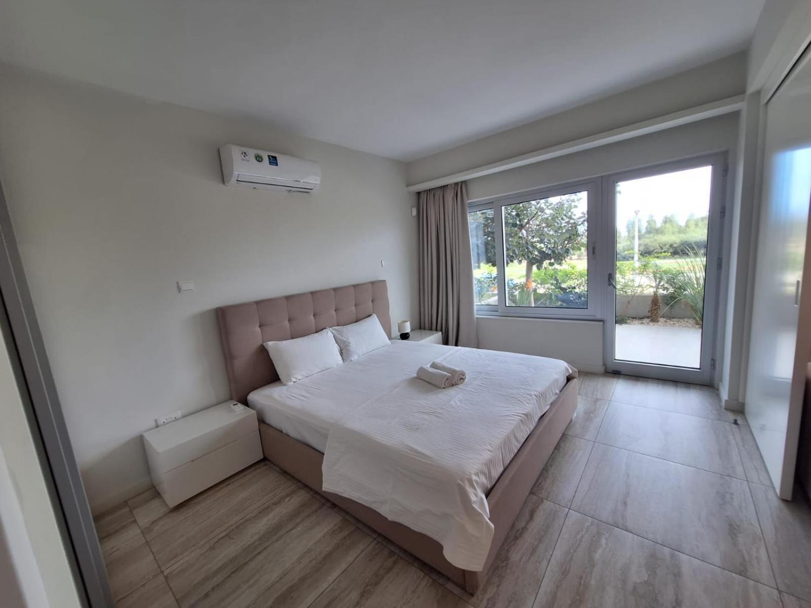 Emerald Suites Протарас Екстериор снимка