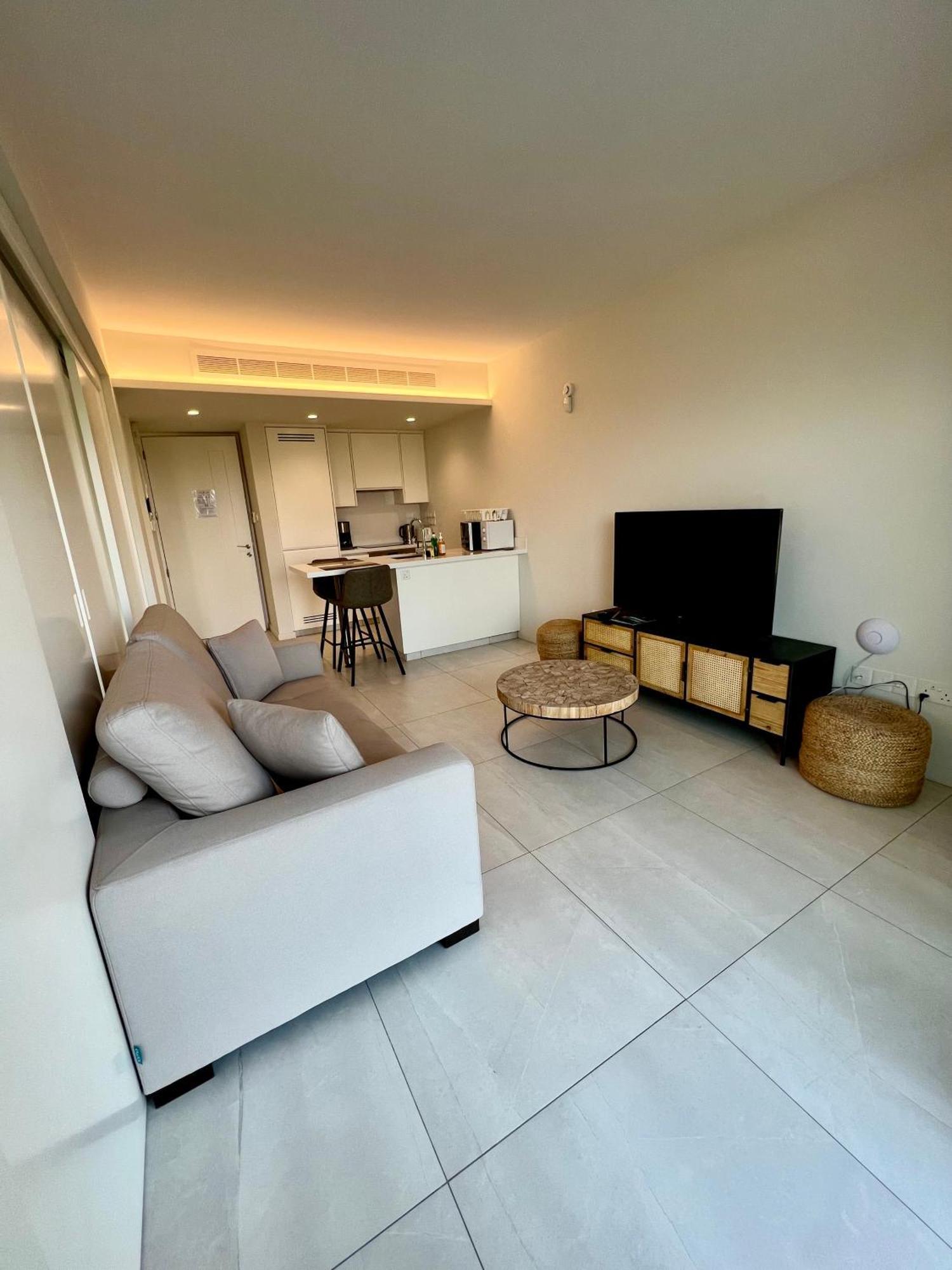 Emerald Suites Протарас Екстериор снимка