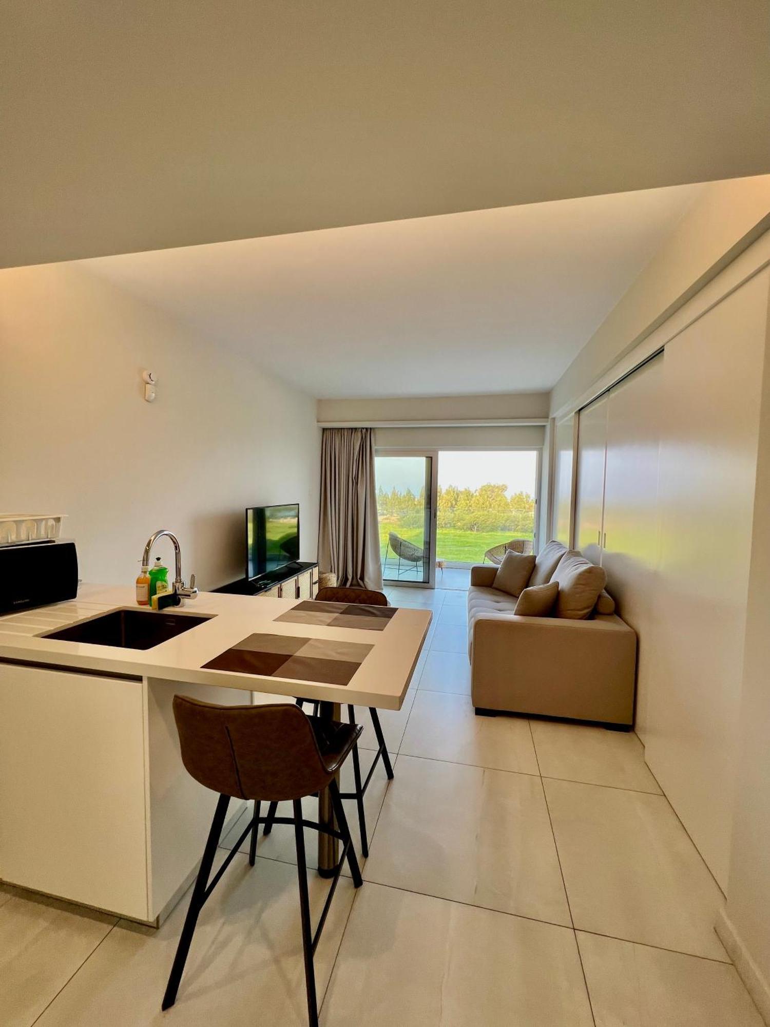 Emerald Suites Протарас Екстериор снимка