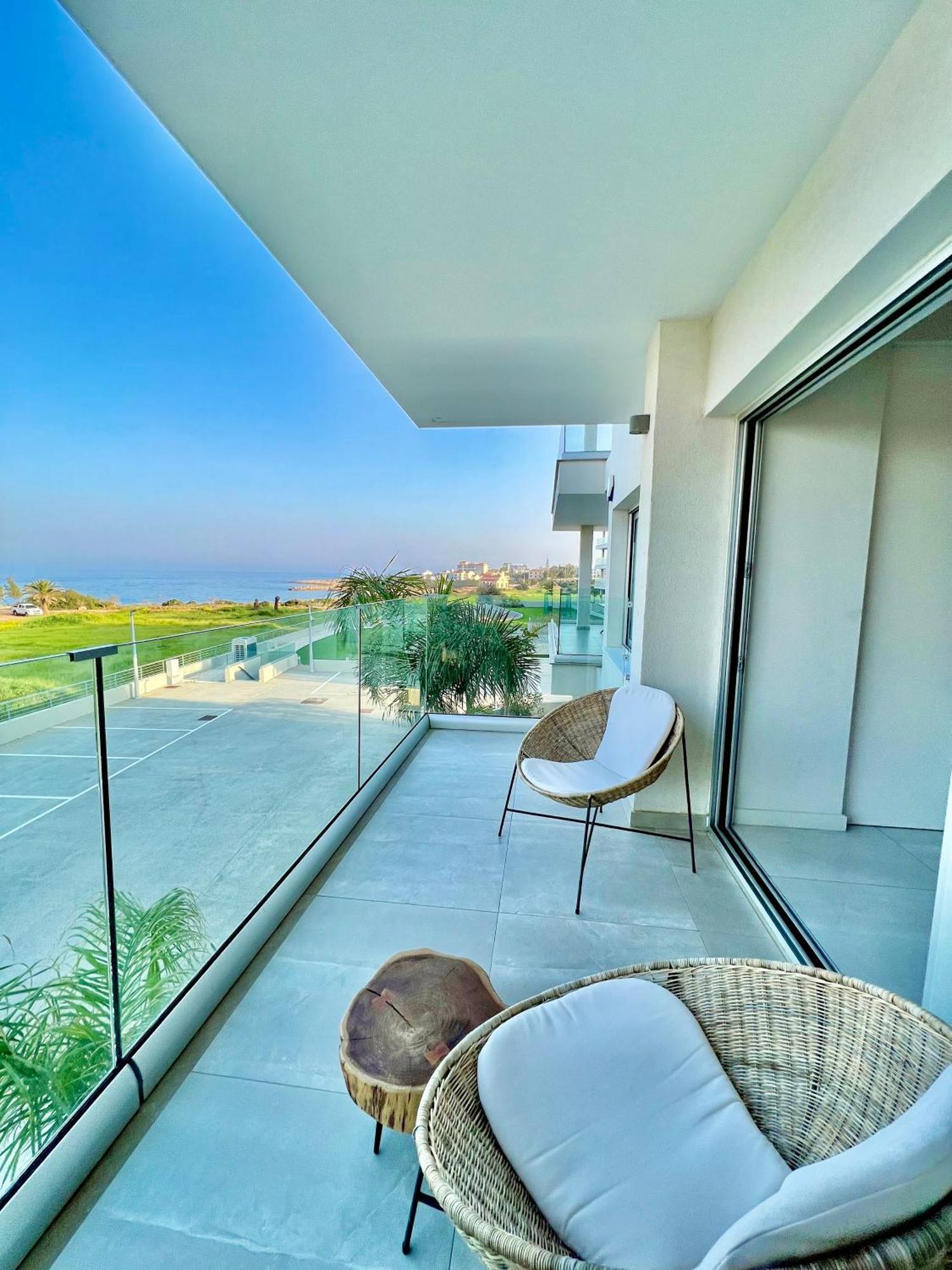 Emerald Suites Протарас Екстериор снимка