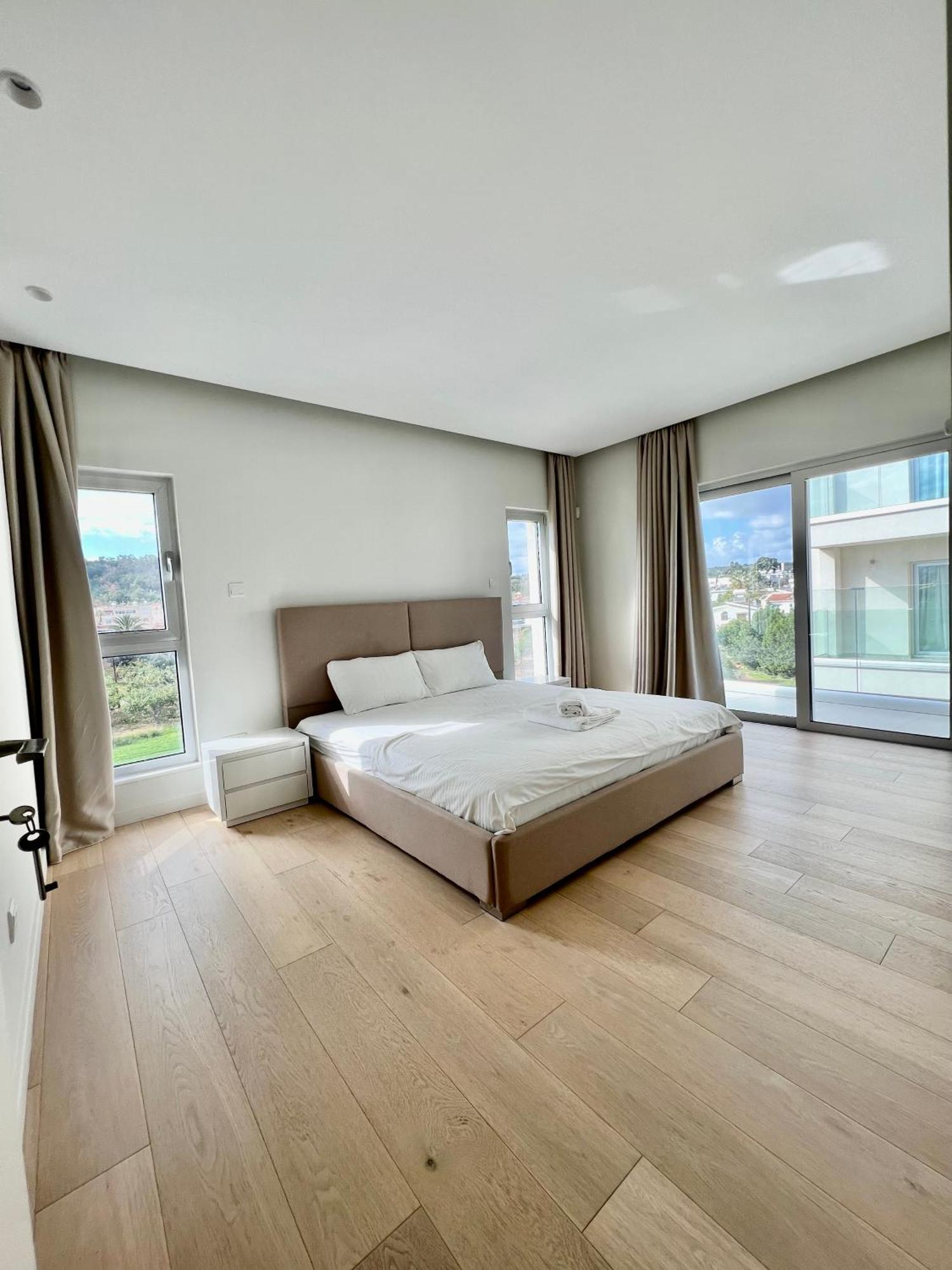 Emerald Suites Протарас Стая снимка