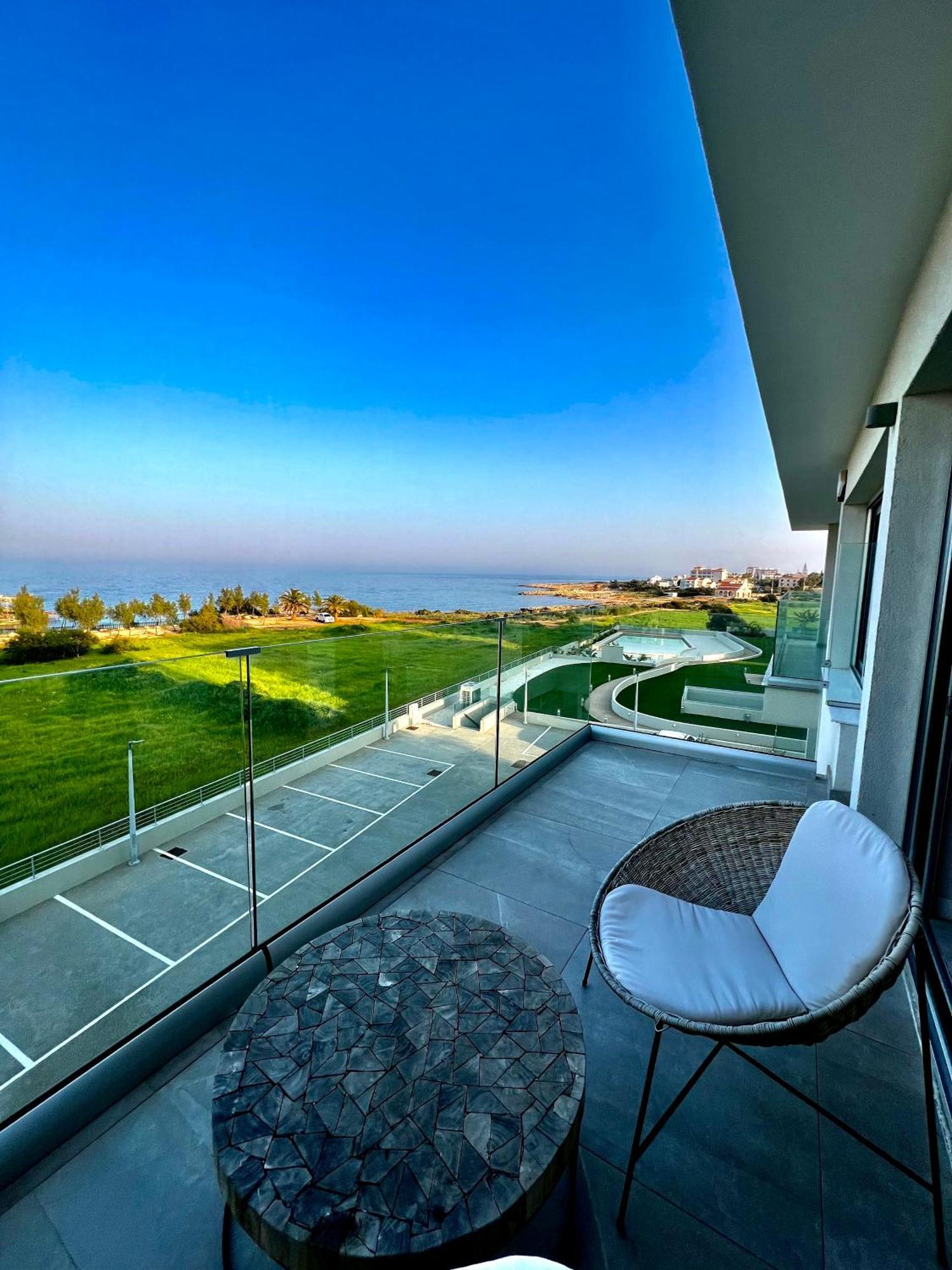 Emerald Suites Протарас Екстериор снимка