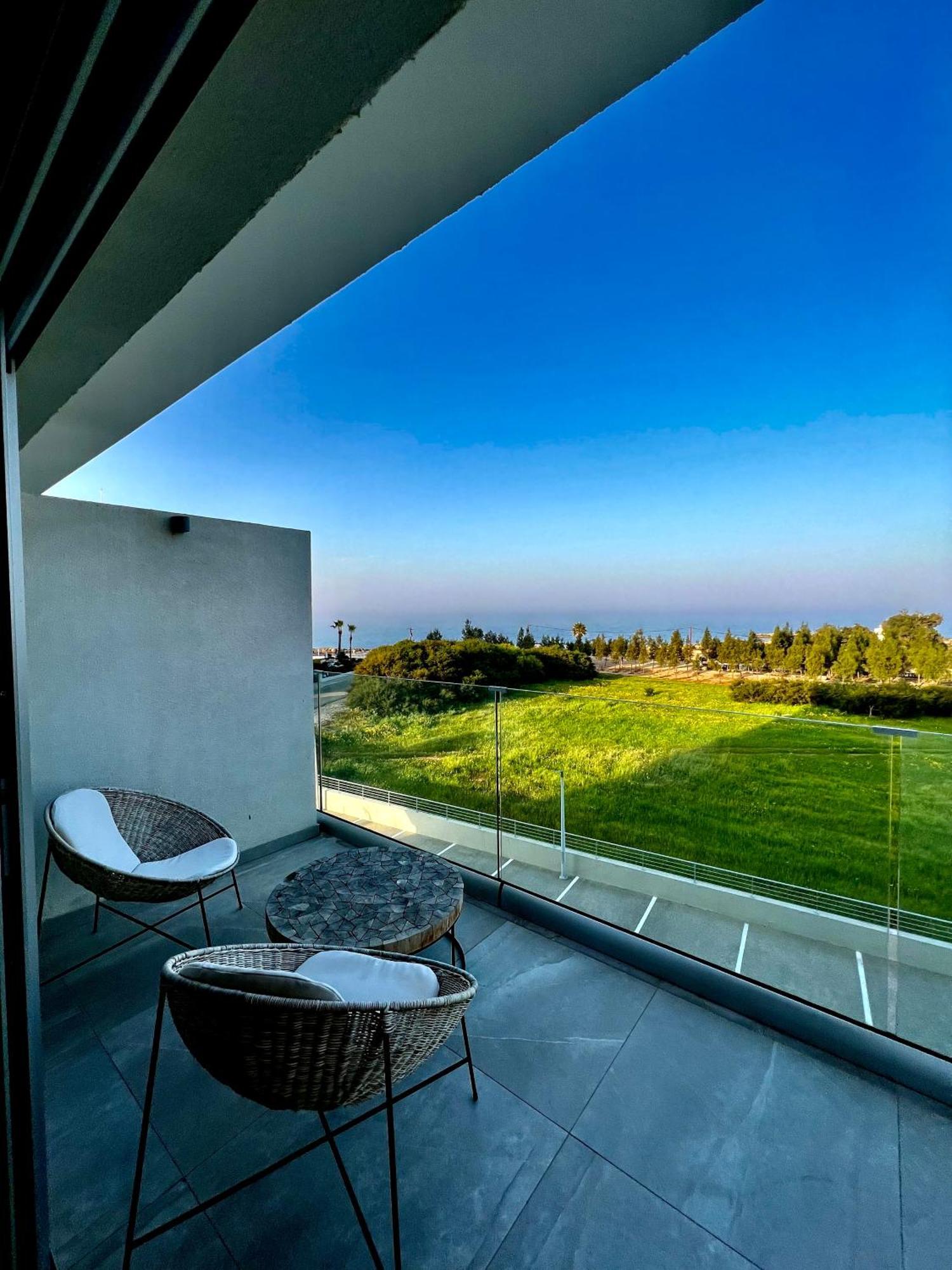 Emerald Suites Протарас Екстериор снимка