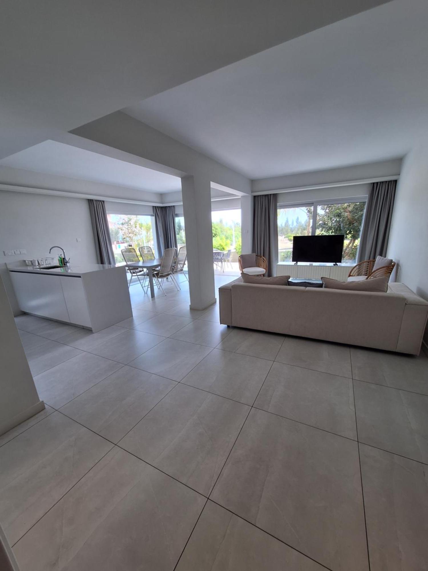 Emerald Suites Протарас Екстериор снимка