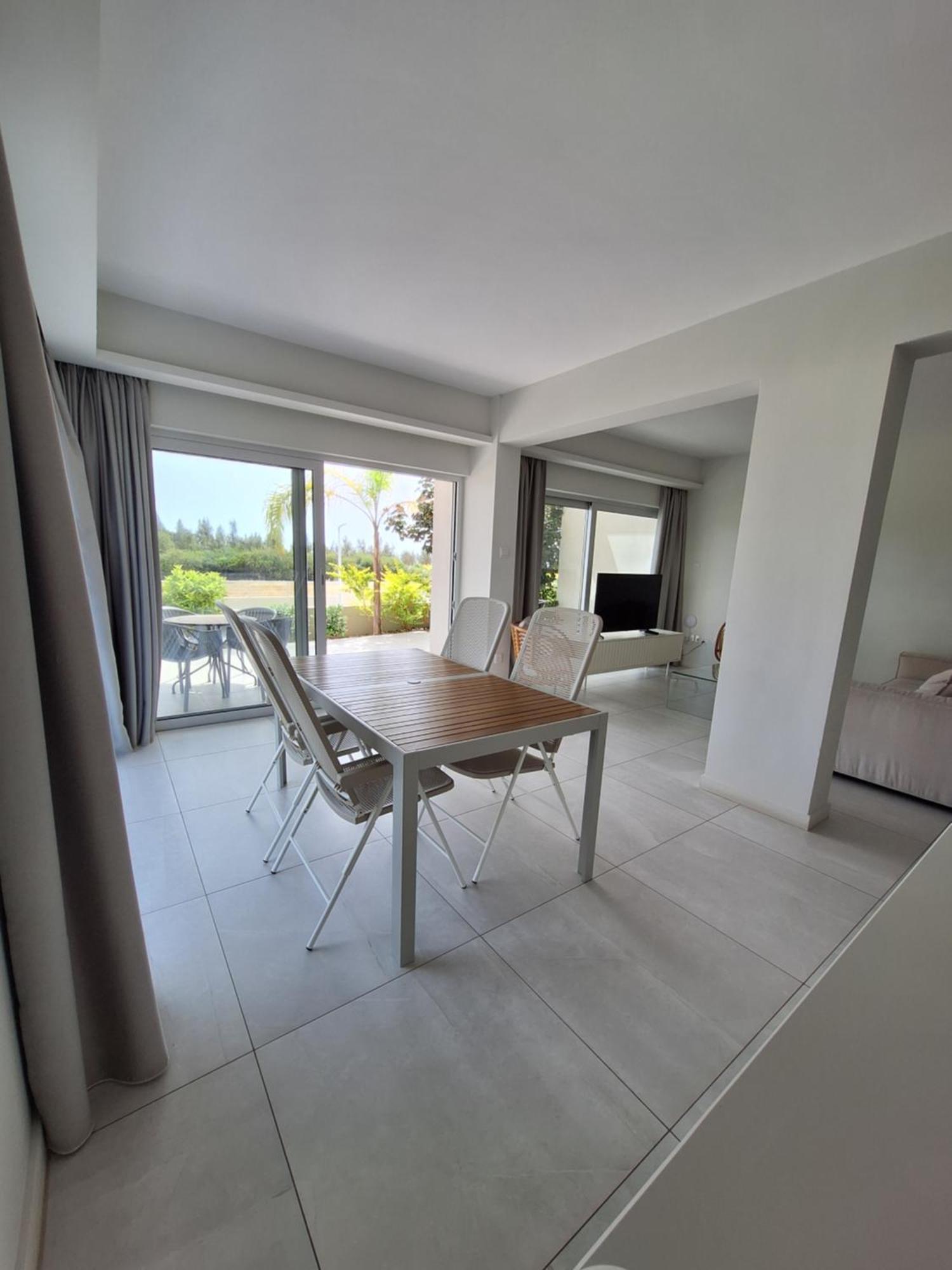 Emerald Suites Протарас Екстериор снимка