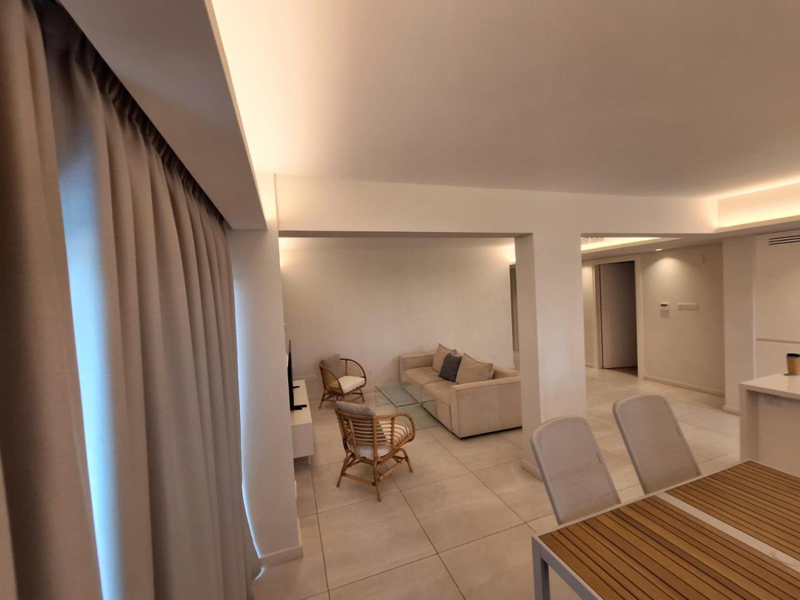 Emerald Suites Протарас Екстериор снимка