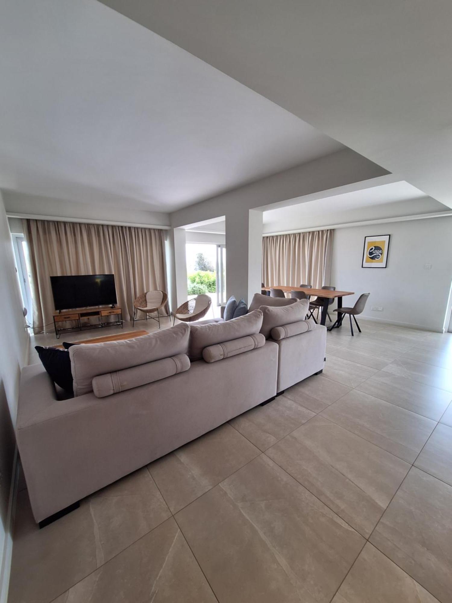 Emerald Suites Протарас Екстериор снимка